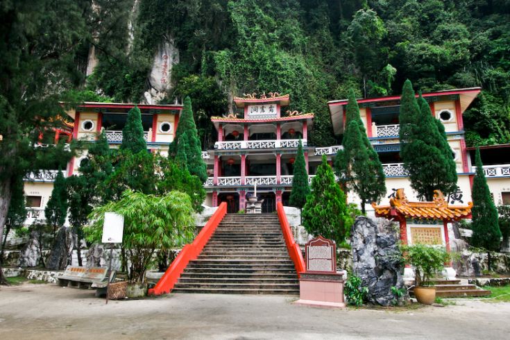 https://mdw-travel-data-us-east-1.s3.amazonaws.com/img/country/Malaysia/Sam-Poh-Tong-Temple/img_01.jpg