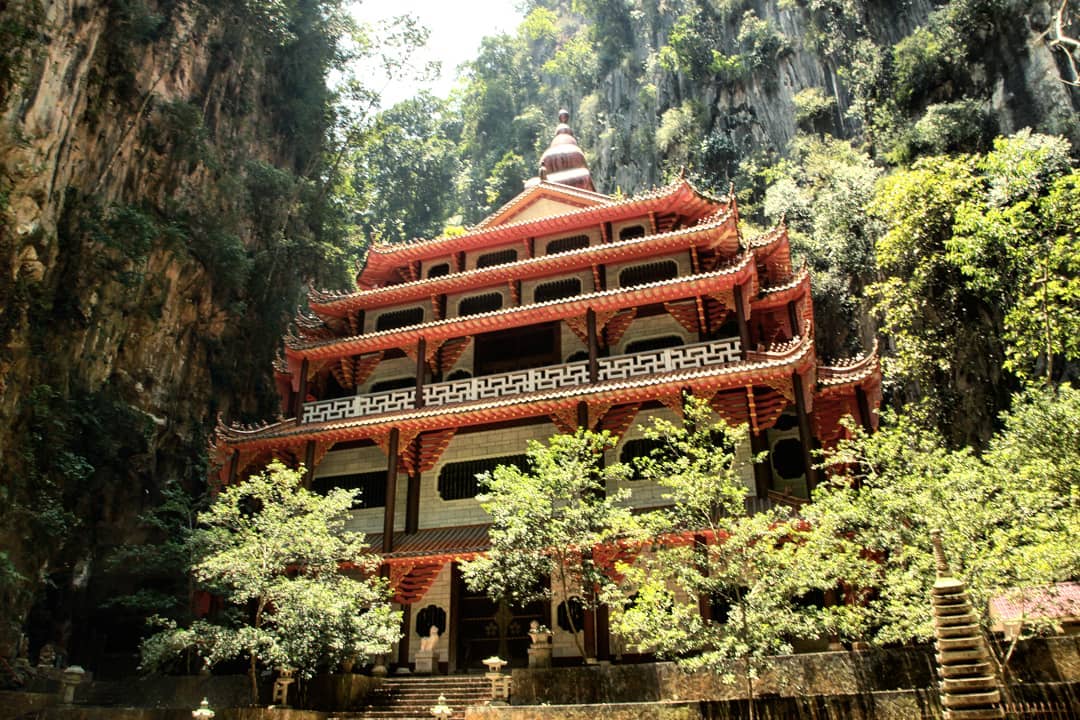 https://mdw-travel-data-us-east-1.s3.amazonaws.com/img/country/Malaysia/Sam-Poh-Tong-Temple/img_02.jpg