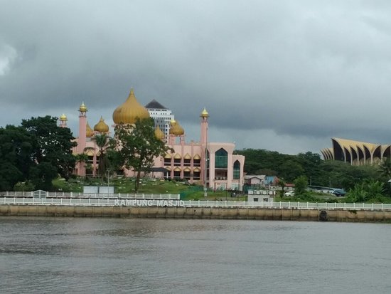 https://mdw-travel-data-us-east-1.s3.amazonaws.com/img/country/Malaysia/Sarawak-River-Cruise/img_03.jpg