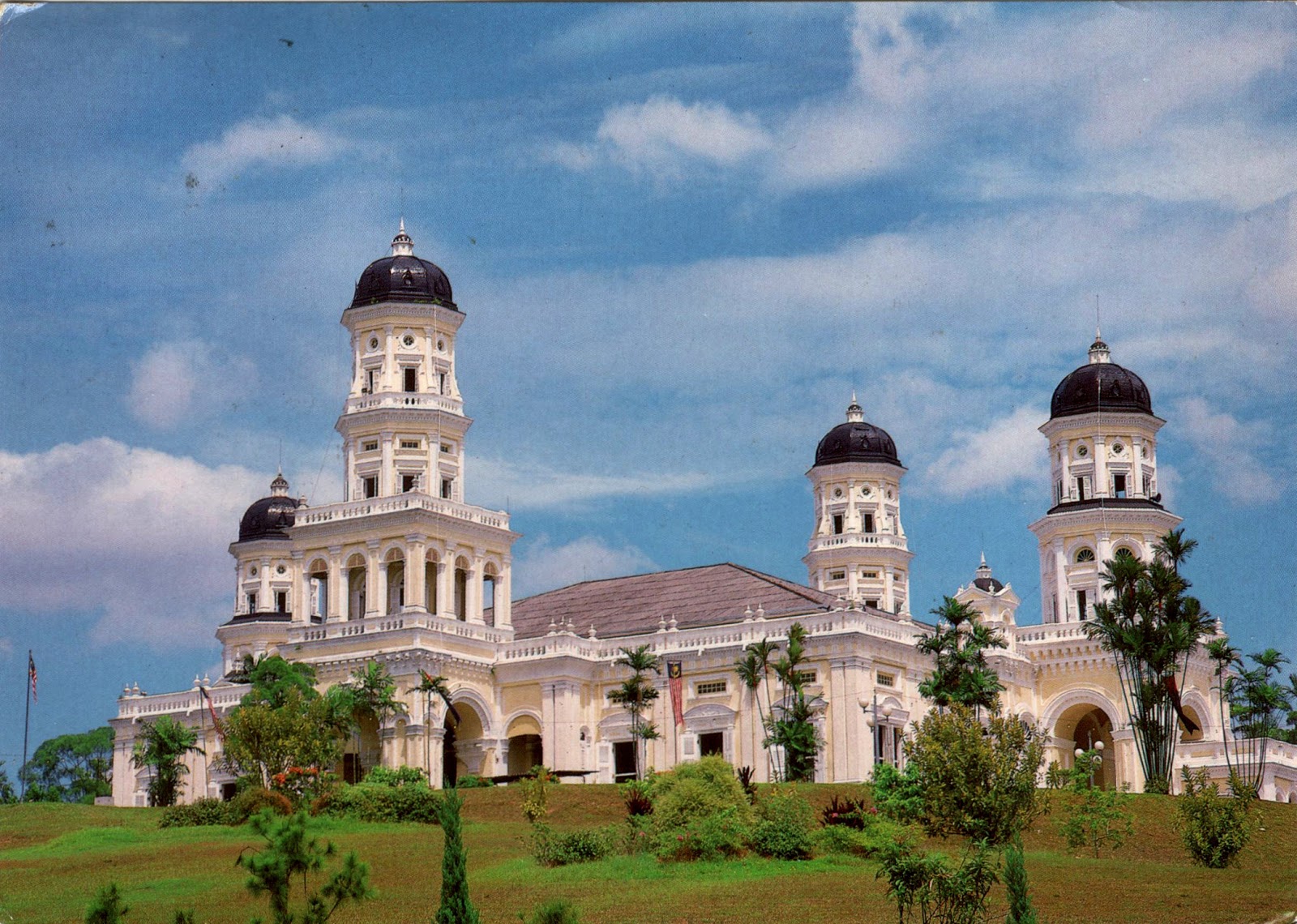 https://mdw-travel-data-us-east-1.s3.amazonaws.com/img/country/Malaysia/Sultan-Abu-Bakar-State-Mosque/img_03.jpg