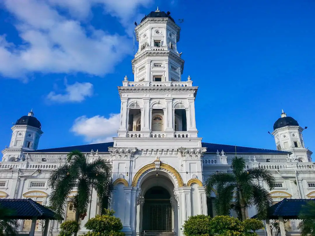 https://mdw-travel-data-us-east-1.s3.amazonaws.com/img/country/Malaysia/Sultan-Abu-Bakar-State-Mosque/img_04.jpg