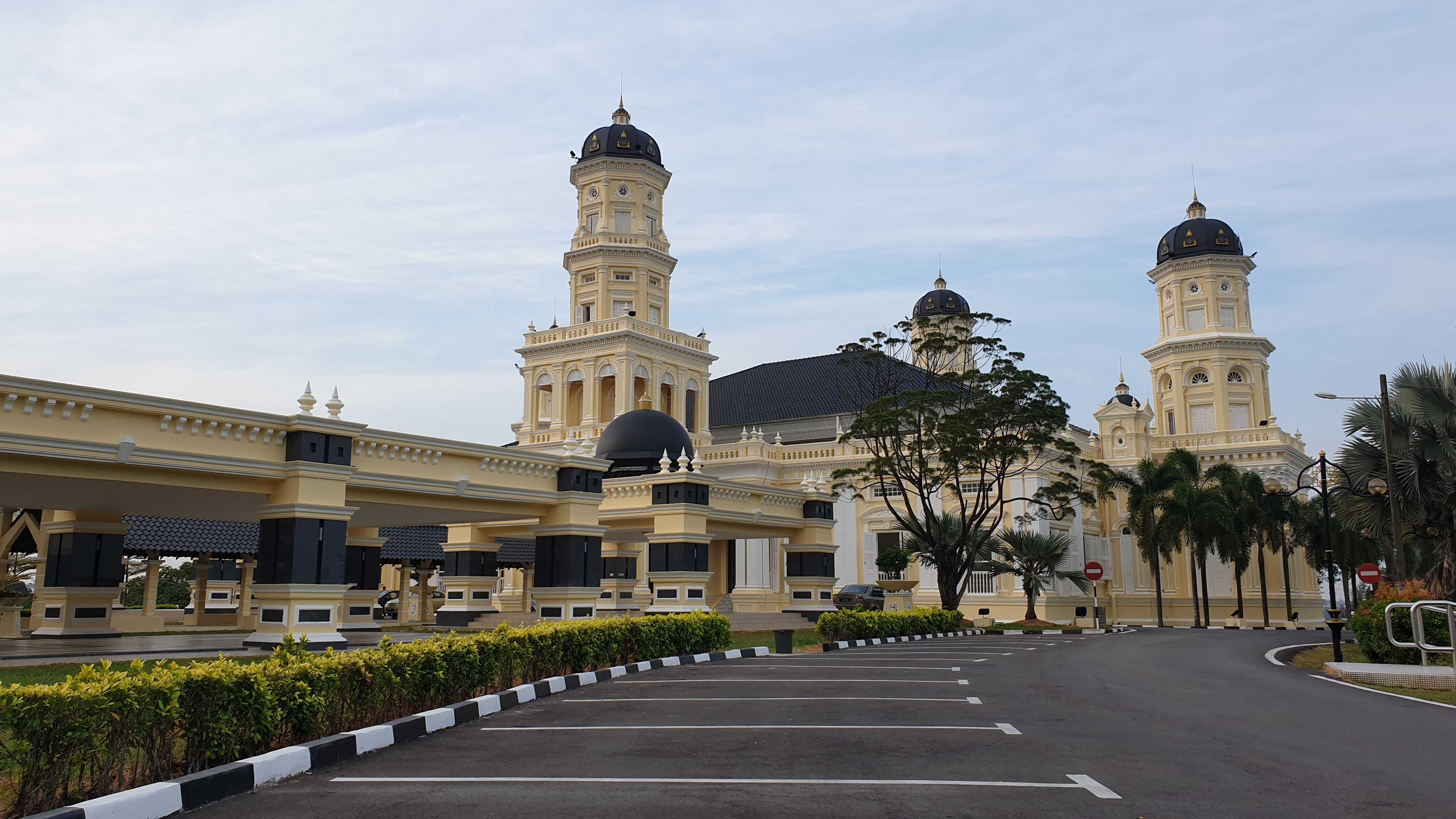 https://mdw-travel-data-us-east-1.s3.amazonaws.com/img/country/Malaysia/Sultan-Abu-Bakar-State-Mosque/img_05.jpg