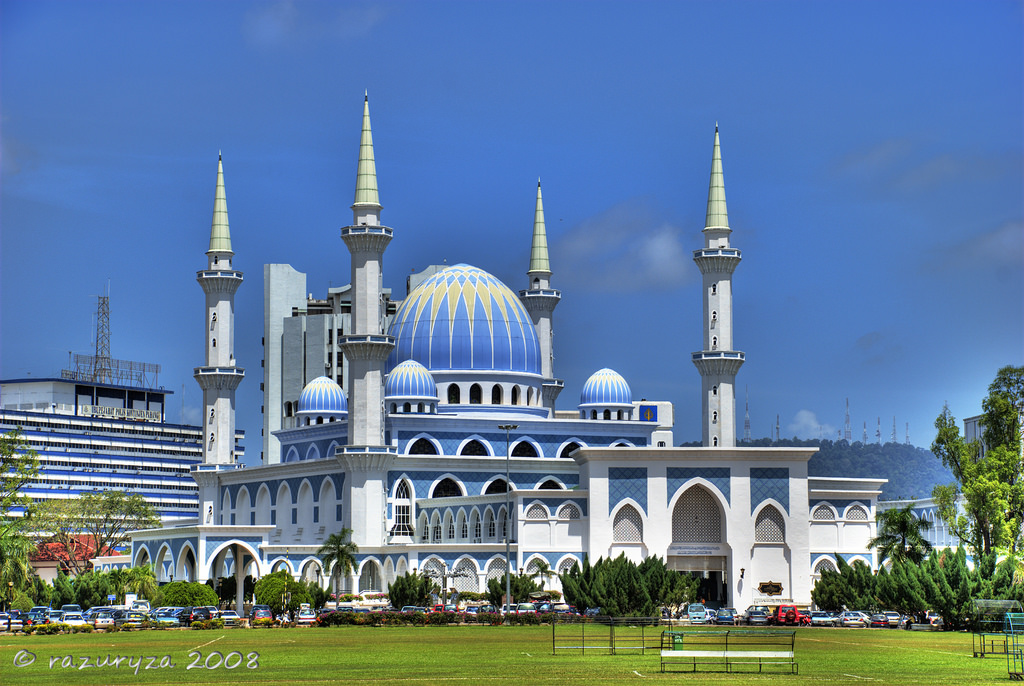 https://mdw-travel-data-us-east-1.s3.amazonaws.com/img/country/Malaysia/Sultan-Ahmad-Shah-State-Mosque/img_01.jpg