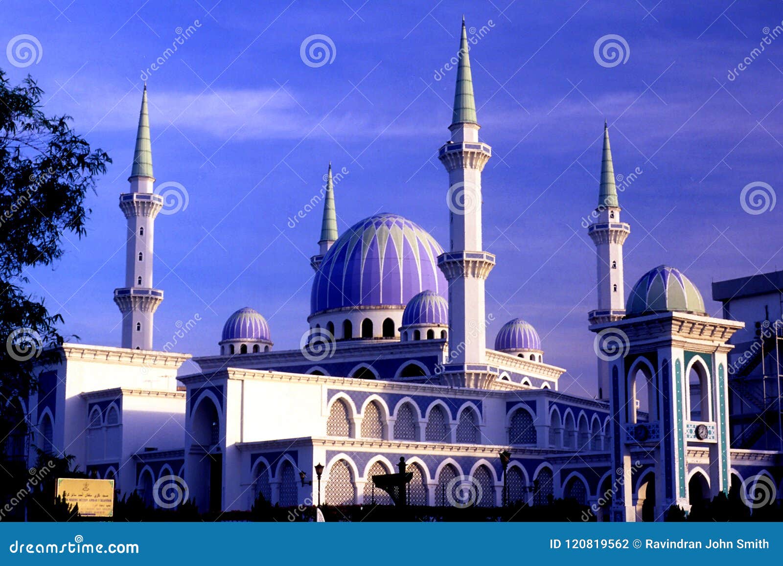 https://mdw-travel-data-us-east-1.s3.amazonaws.com/img/country/Malaysia/Sultan-Ahmad-Shah-State-Mosque/img_02.jpg