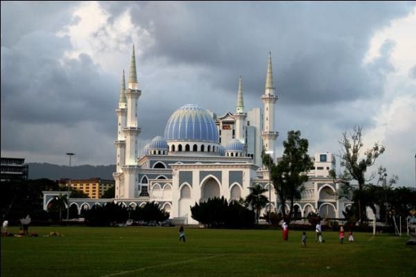 https://mdw-travel-data-us-east-1.s3.amazonaws.com/img/country/Malaysia/Sultan-Ahmad-Shah-State-Mosque/img_03.jpg