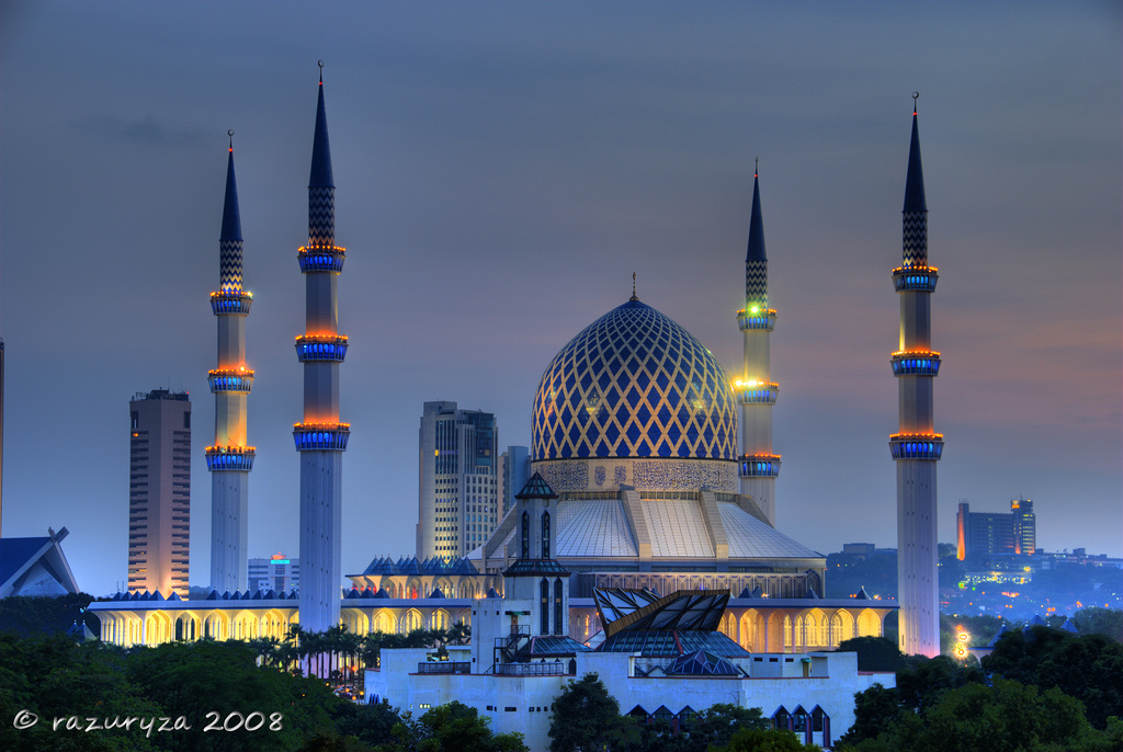 https://mdw-travel-data-us-east-1.s3.amazonaws.com/img/country/Malaysia/Sultan-Salahuddin-Abdul-Aziz-Shah-Mosque/img_00.jpg