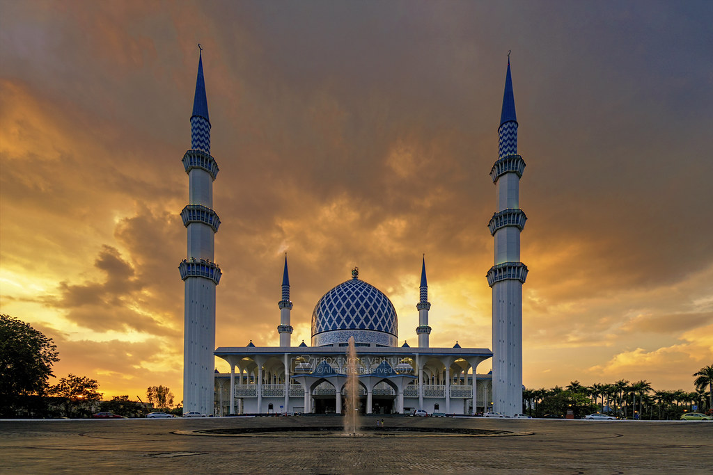https://mdw-travel-data-us-east-1.s3.amazonaws.com/img/country/Malaysia/Sultan-Salahuddin-Abdul-Aziz-Shah-Mosque/img_01.jpg