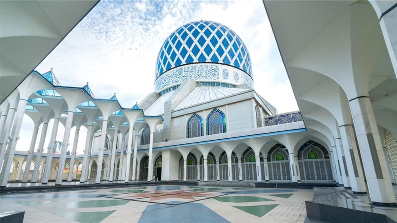 https://mdw-travel-data-us-east-1.s3.amazonaws.com/img/country/Malaysia/Sultan-Salahuddin-Abdul-Aziz-Shah-Mosque/img_03.jpg