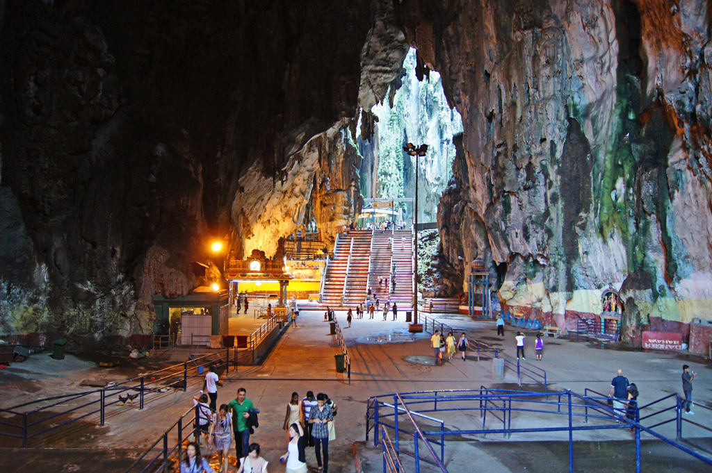 https://mdw-travel-data-us-east-1.s3.amazonaws.com/img/country/Malaysia/Sungai-Batu-Caves/img_02.jpg