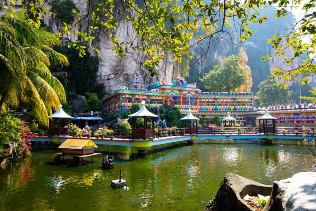 https://mdw-travel-data-us-east-1.s3.amazonaws.com/img/country/Malaysia/Sungai-Batu-Caves/img_05.jpg