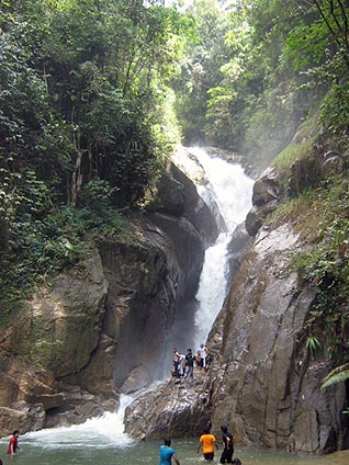 https://mdw-travel-data-us-east-1.s3.amazonaws.com/img/country/Malaysia/Sungai-Chiling-Waterfall/img_02.jpg