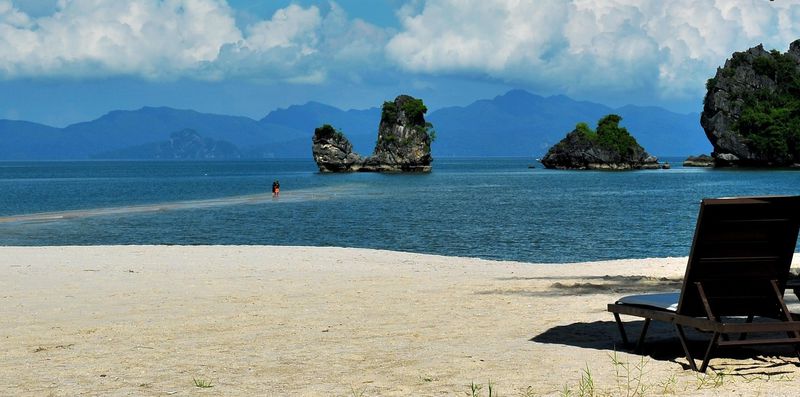 https://mdw-travel-data-us-east-1.s3.amazonaws.com/img/country/Malaysia/Tanjung-Rhu-Beach/img_00.jpg
