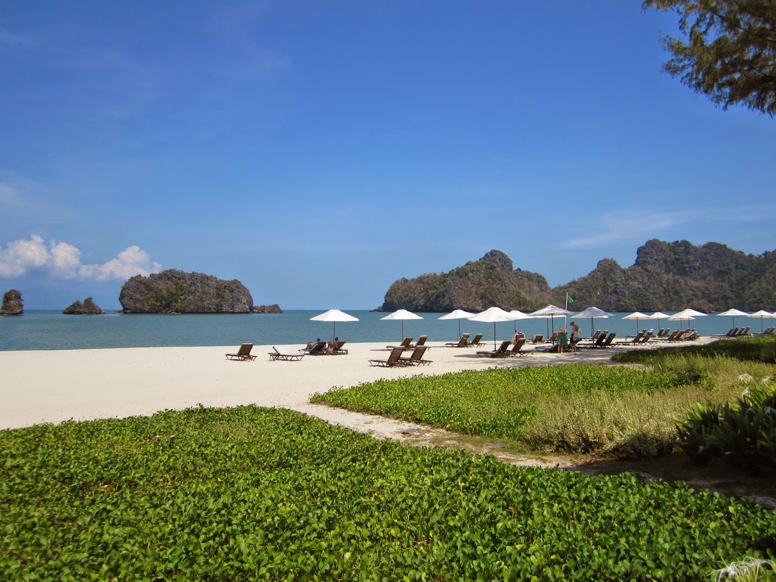 https://mdw-travel-data-us-east-1.s3.amazonaws.com/img/country/Malaysia/Tanjung-Rhu-Beach/img_01.jpg