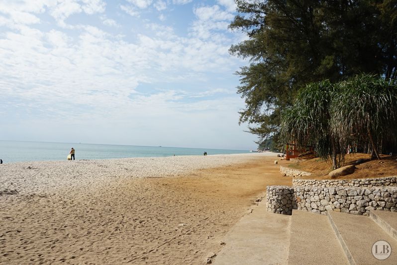 https://mdw-travel-data-us-east-1.s3.amazonaws.com/img/country/Malaysia/Teluk-Chempedak-Beach/img_01.jpg