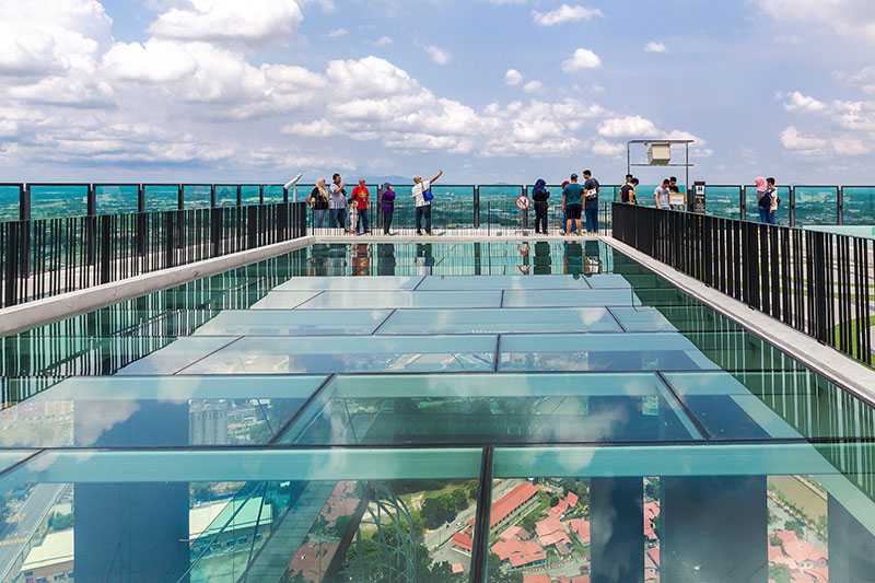 https://mdw-travel-data-us-east-1.s3.amazonaws.com/img/country/Malaysia/The-Shore-Sky-Tower/img_01.jpg