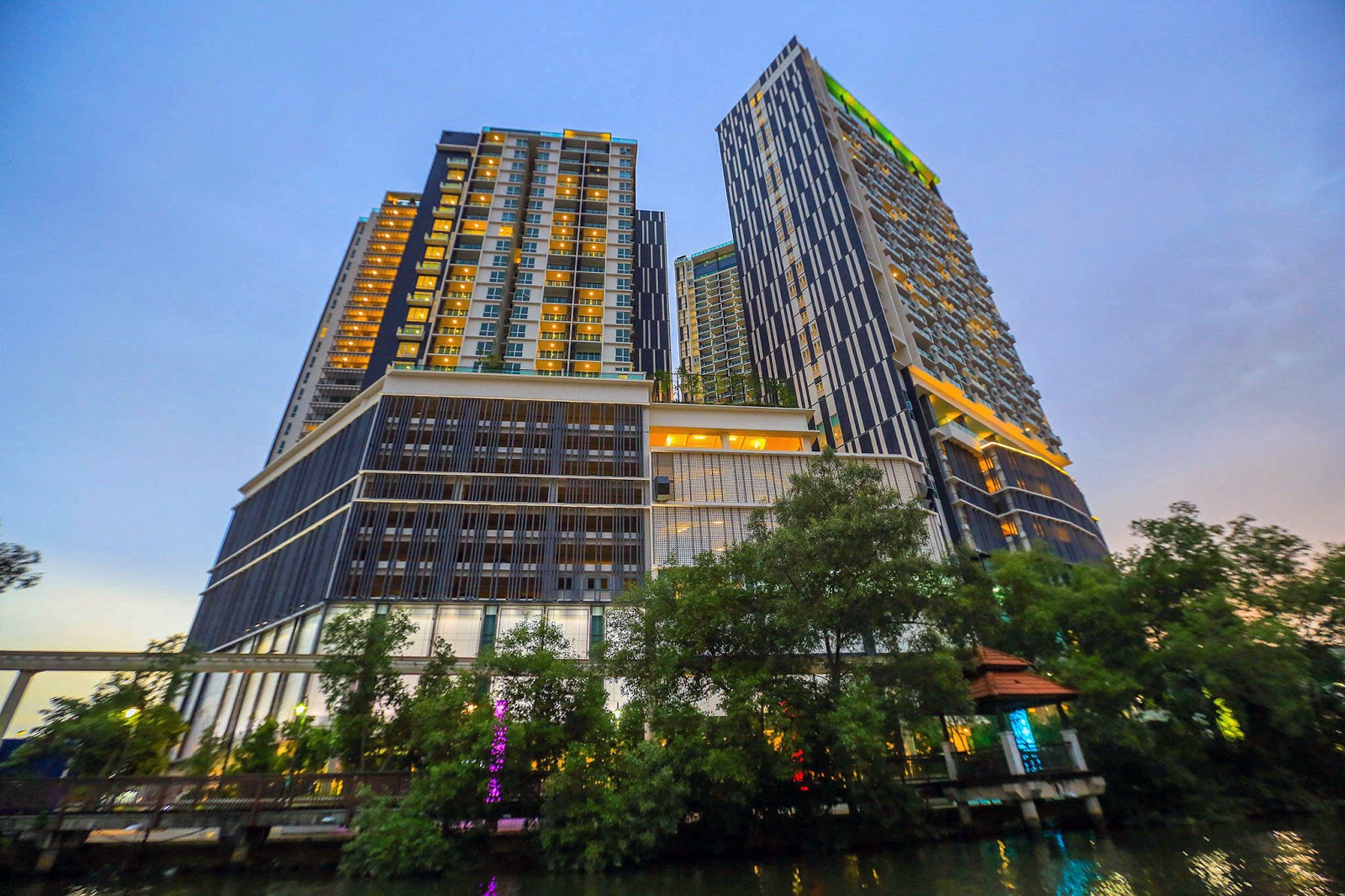 https://mdw-travel-data-us-east-1.s3.amazonaws.com/img/country/Malaysia/The-Shore-Sky-Tower/img_02.jpg