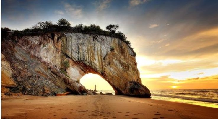 https://mdw-travel-data-us-east-1.s3.amazonaws.com/img/country/Malaysia/Tusan-Beach/img_01.jpg