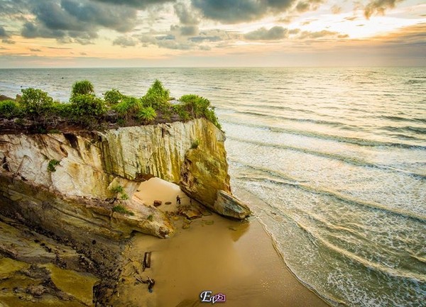 https://mdw-travel-data-us-east-1.s3.amazonaws.com/img/country/Malaysia/Tusan-Beach/img_03.jpg