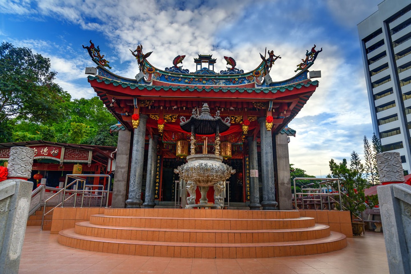 https://mdw-travel-data-us-east-1.s3.amazonaws.com/img/country/Malaysia/Wah-Kong-Temple/img_02.jpg