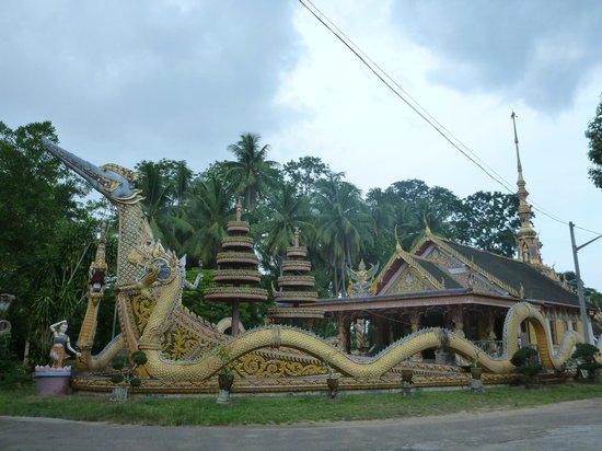 https://mdw-travel-data-us-east-1.s3.amazonaws.com/img/country/Malaysia/Wat-Mai-Suwankhiri/img_00.jpg