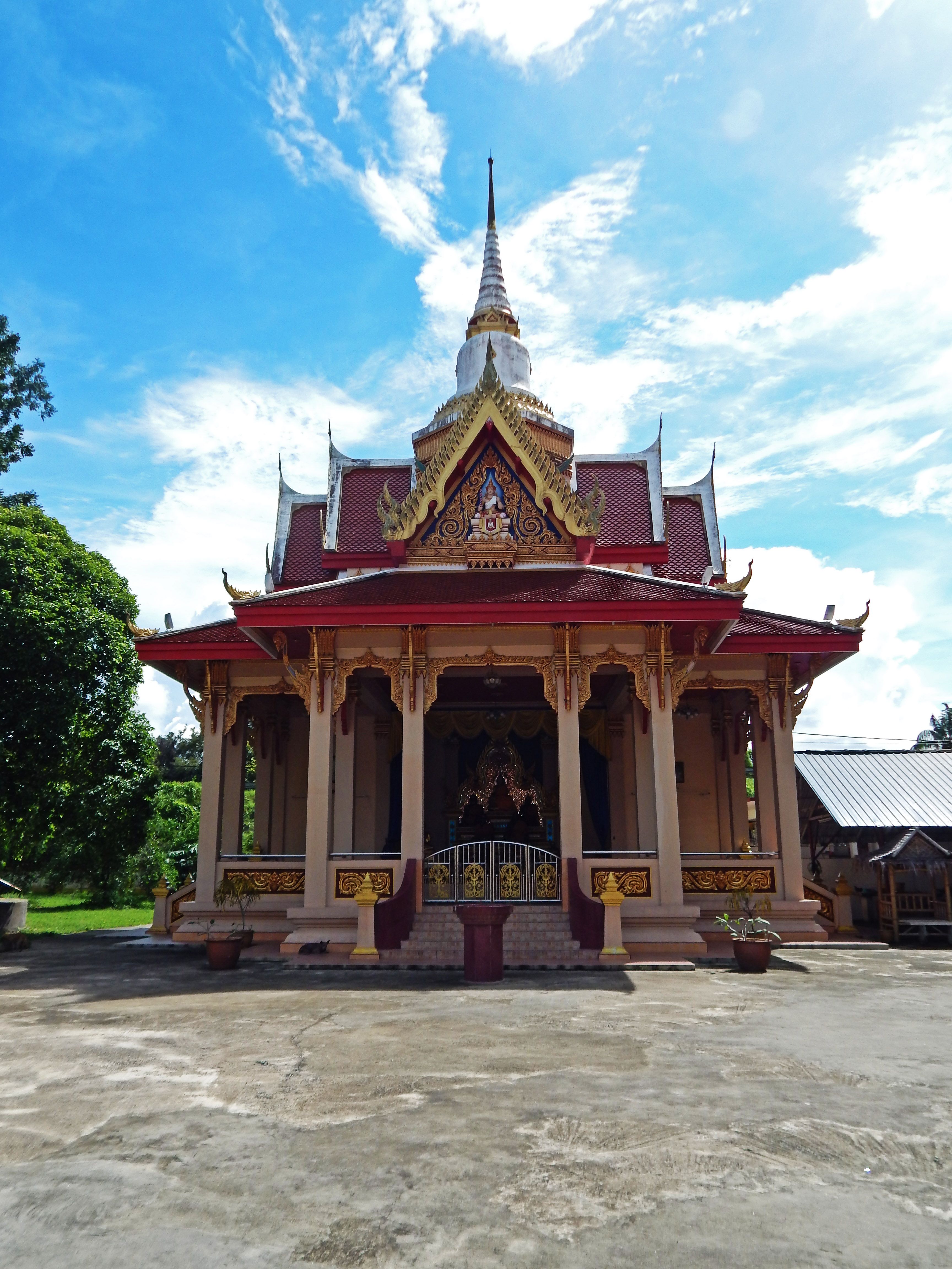 https://mdw-travel-data-us-east-1.s3.amazonaws.com/img/country/Malaysia/Wat-Mai-Suwankhiri/img_01.jpg