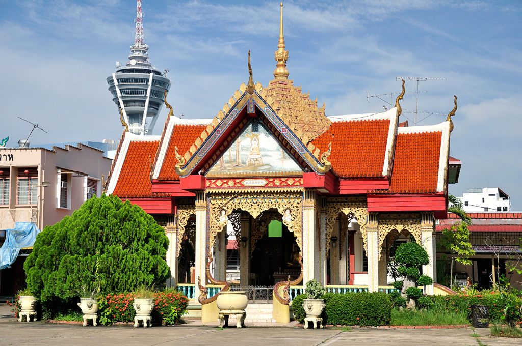 https://mdw-travel-data-us-east-1.s3.amazonaws.com/img/country/Malaysia/Wat-Nikrodharam/img_01.jpg
