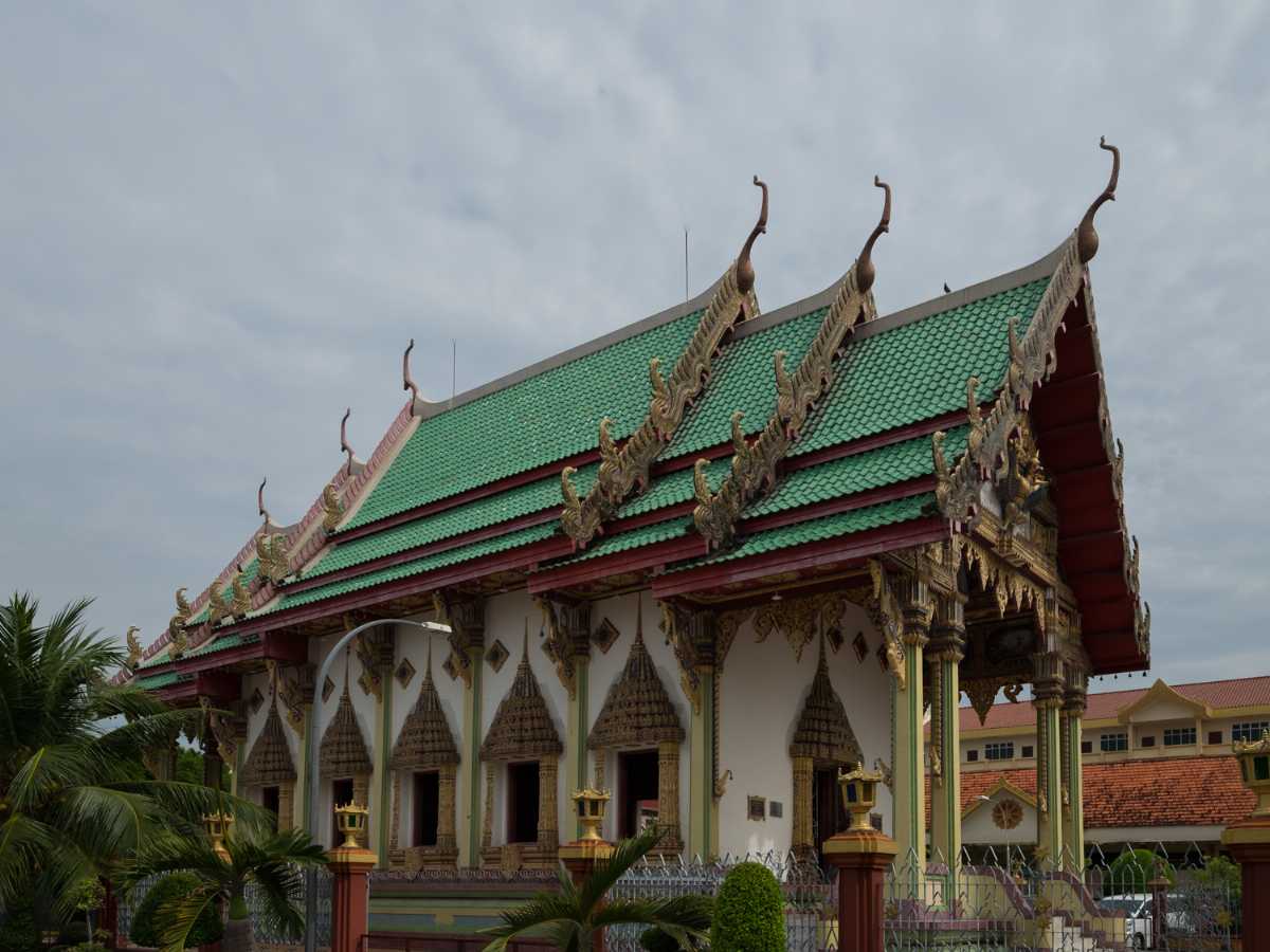https://mdw-travel-data-us-east-1.s3.amazonaws.com/img/country/Malaysia/Wat-Nikrodharam/img_02.jpg
