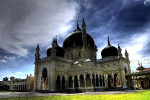https://mdw-travel-data-us-east-1.s3.amazonaws.com/img/country/Malaysia/Wat-Nikrodharam/img_03.jpg