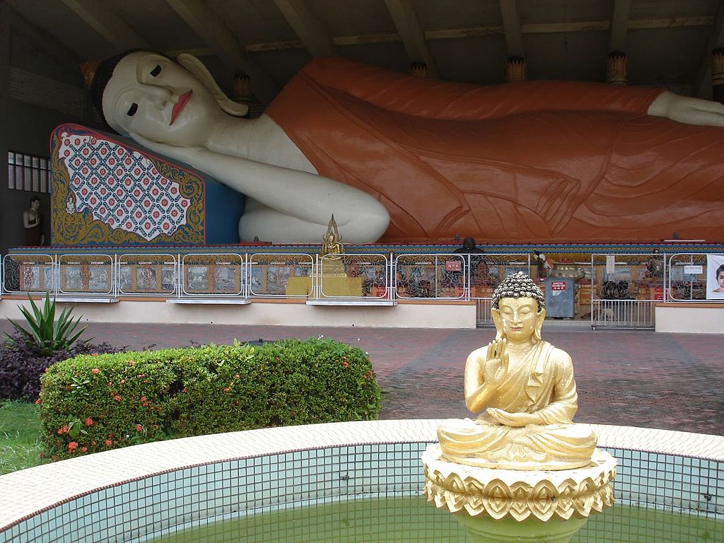 https://mdw-travel-data-us-east-1.s3.amazonaws.com/img/country/Malaysia/Wat-Photivihan--Reclining-Buddha-Temple-/img_01.jpg