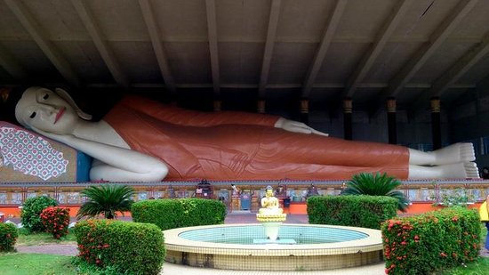 https://mdw-travel-data-us-east-1.s3.amazonaws.com/img/country/Malaysia/Wat-Photivihan--Reclining-Buddha-Temple-/img_03.jpg