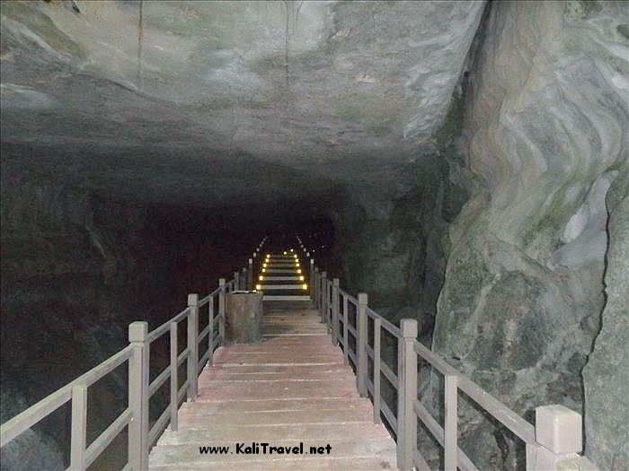 https://mdw-travel-data-us-east-1.s3.amazonaws.com/img/country/Malaysia/Wind-Caves-&-Fairy-Caves/img_03.jpg