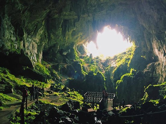 https://mdw-travel-data-us-east-1.s3.amazonaws.com/img/country/Malaysia/Wind-Caves-and-Fairy-Caves/img_02.jpg