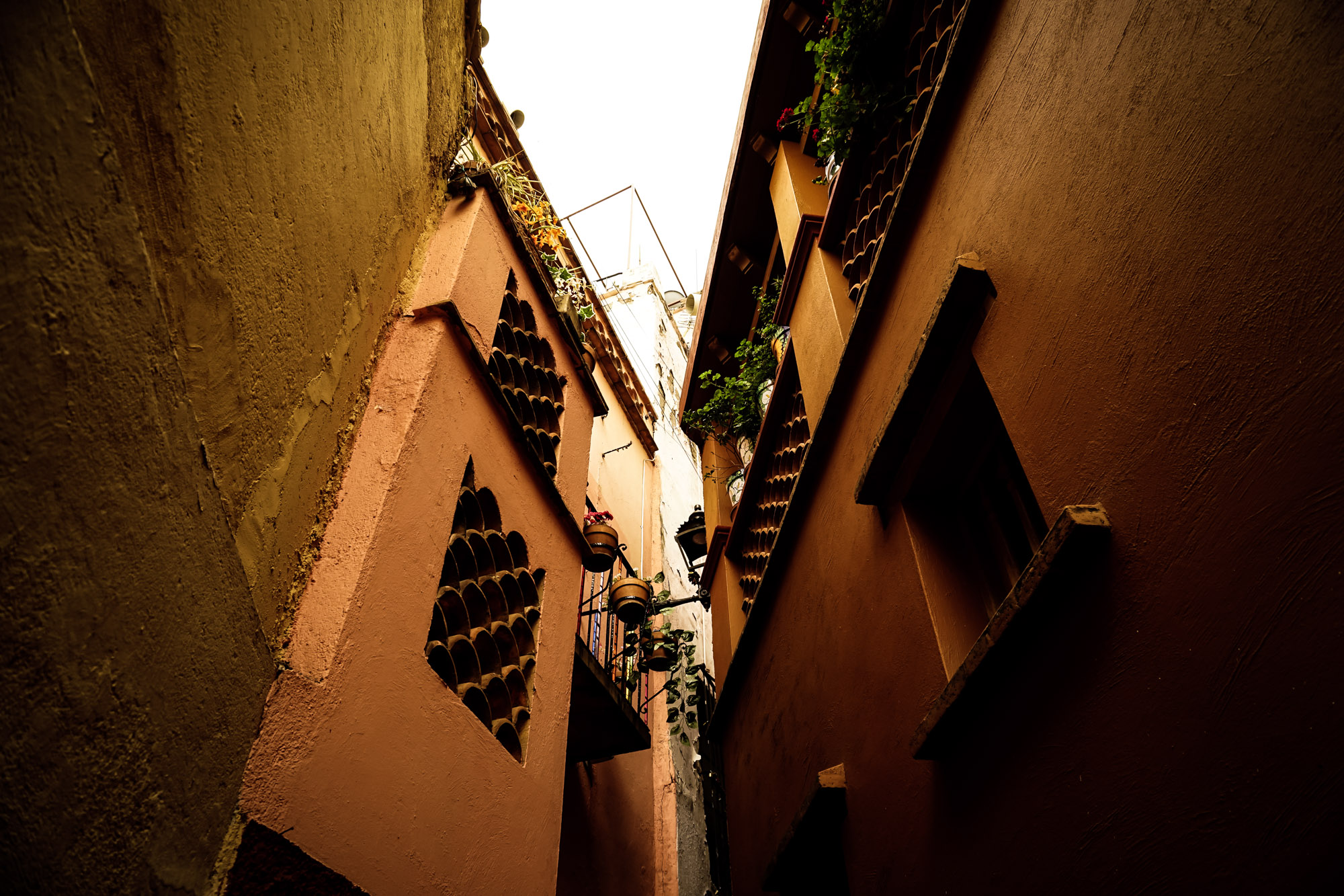 https://mdw-travel-data-us-east-1.s3.amazonaws.com/img/country/Mexico/Alley-of-the-Kiss/img_00.jpg