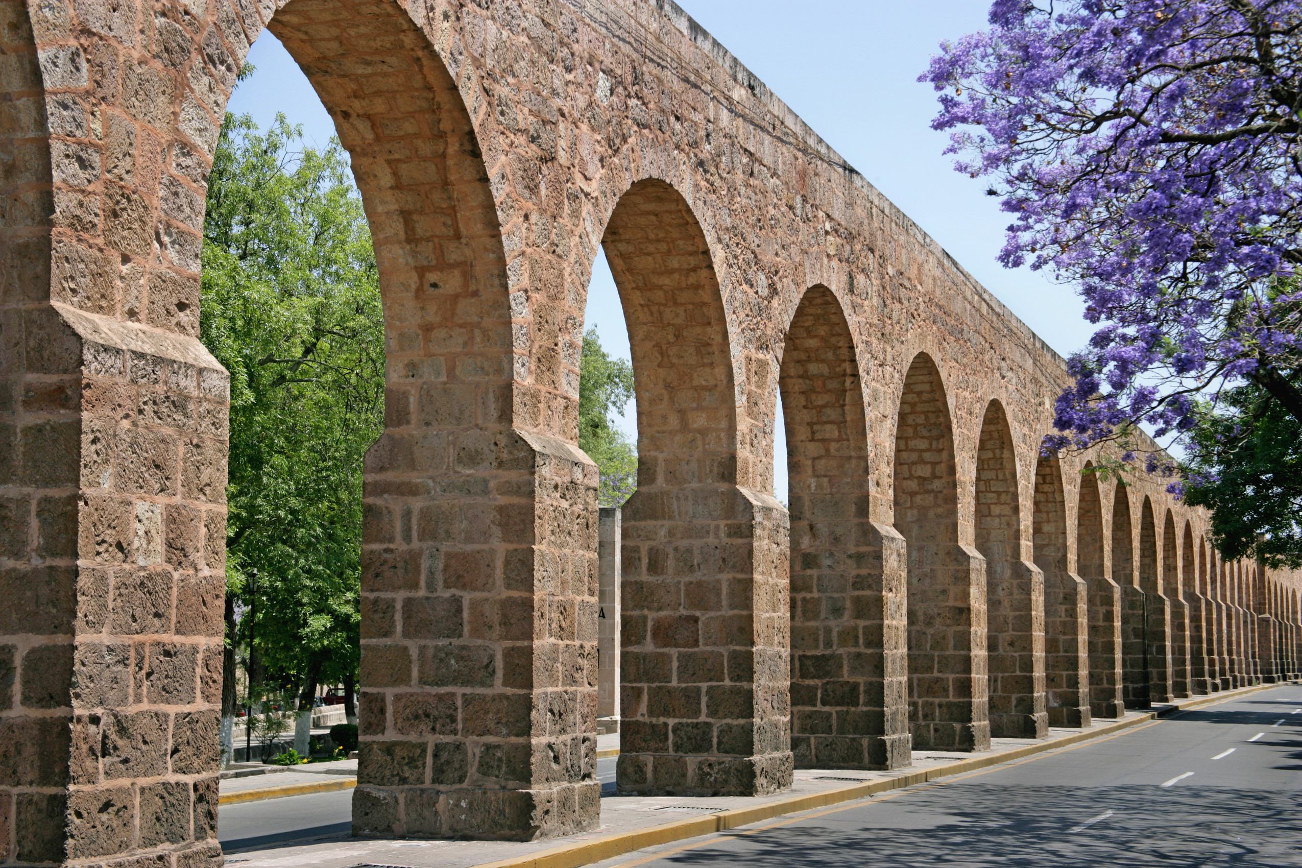 https://mdw-travel-data-us-east-1.s3.amazonaws.com/img/country/Mexico/Aqueduct-of-Morelia/img_02.jpg
