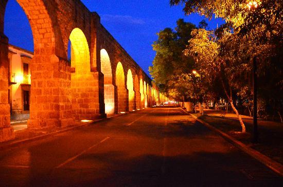 https://mdw-travel-data-us-east-1.s3.amazonaws.com/img/country/Mexico/Aqueduct-of-Morelia/img_03.jpg