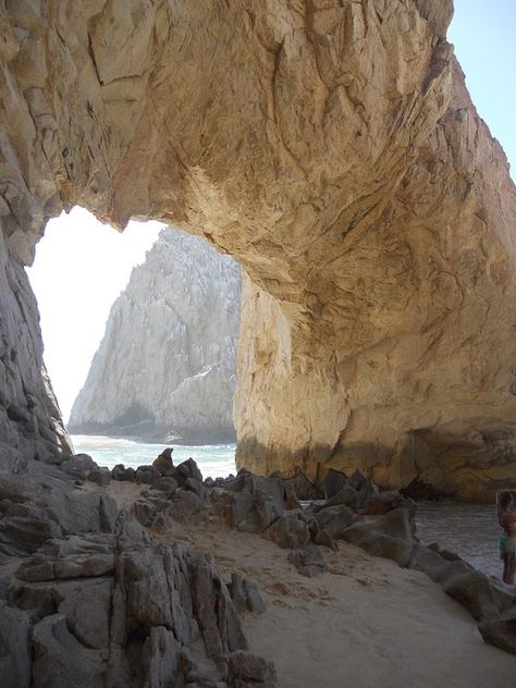 https://mdw-travel-data-us-east-1.s3.amazonaws.com/img/country/Mexico/Arch-of-Cabo-San-Lucas/img_02.jpg