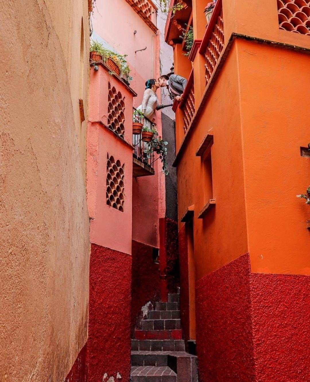 https://mdw-travel-data-us-east-1.s3.amazonaws.com/img/country/Mexico/Callejon-del-Beso/img_00.jpg