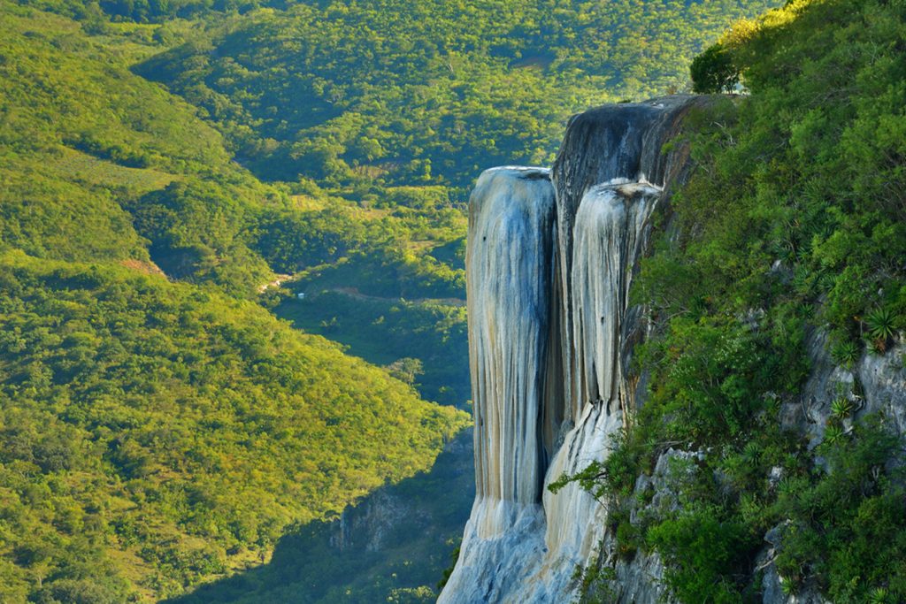 https://mdw-travel-data-us-east-1.s3.amazonaws.com/img/country/Mexico/Cascadas-de-Hierve-el-Agua/img_01.jpg