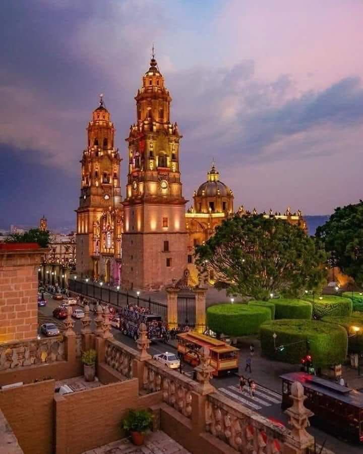 https://mdw-travel-data-us-east-1.s3.amazonaws.com/img/country/Mexico/Catedral-de-Morelia/img_00.jpg