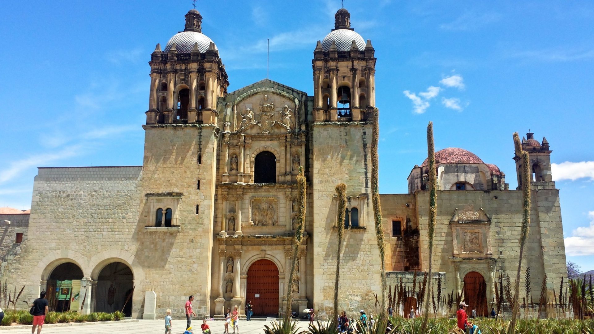 https://mdw-travel-data-us-east-1.s3.amazonaws.com/img/country/Mexico/Cathedral-of-Oaxaca/img_01.jpg