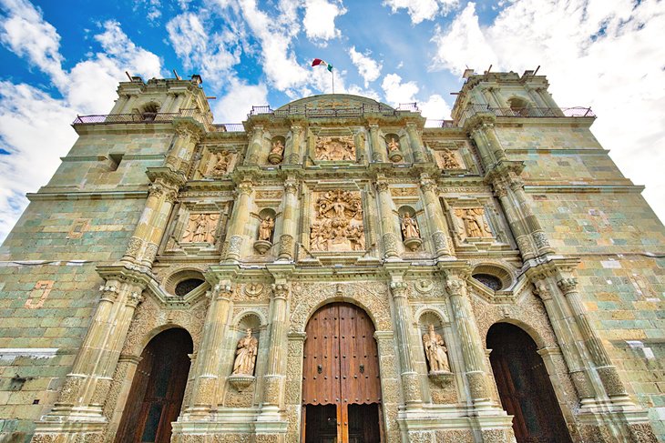 https://mdw-travel-data-us-east-1.s3.amazonaws.com/img/country/Mexico/Cathedral-of-Oaxaca/img_02.jpg