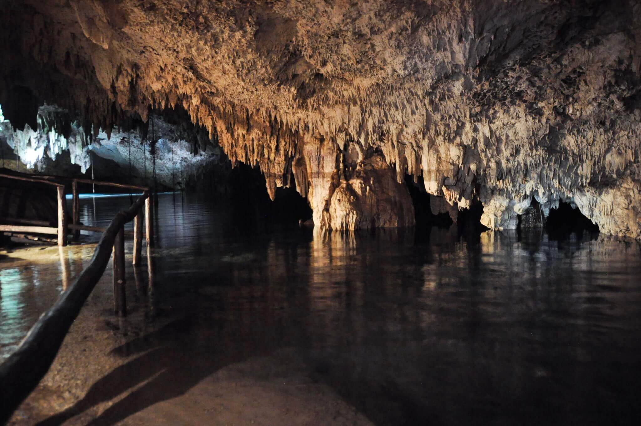 https://mdw-travel-data-us-east-1.s3.amazonaws.com/img/country/Mexico/Cenote-Tankah/img_03.jpg