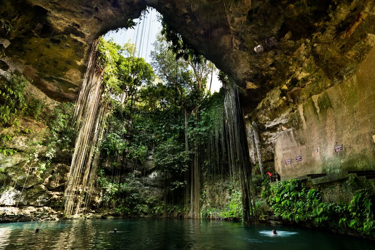 https://mdw-travel-data-us-east-1.s3.amazonaws.com/img/country/Mexico/Cenote-Xkeken/img_03.jpg