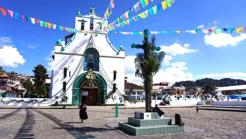 https://mdw-travel-data-us-east-1.s3.amazonaws.com/img/country/Mexico/Chamula-Church/img_01.jpg