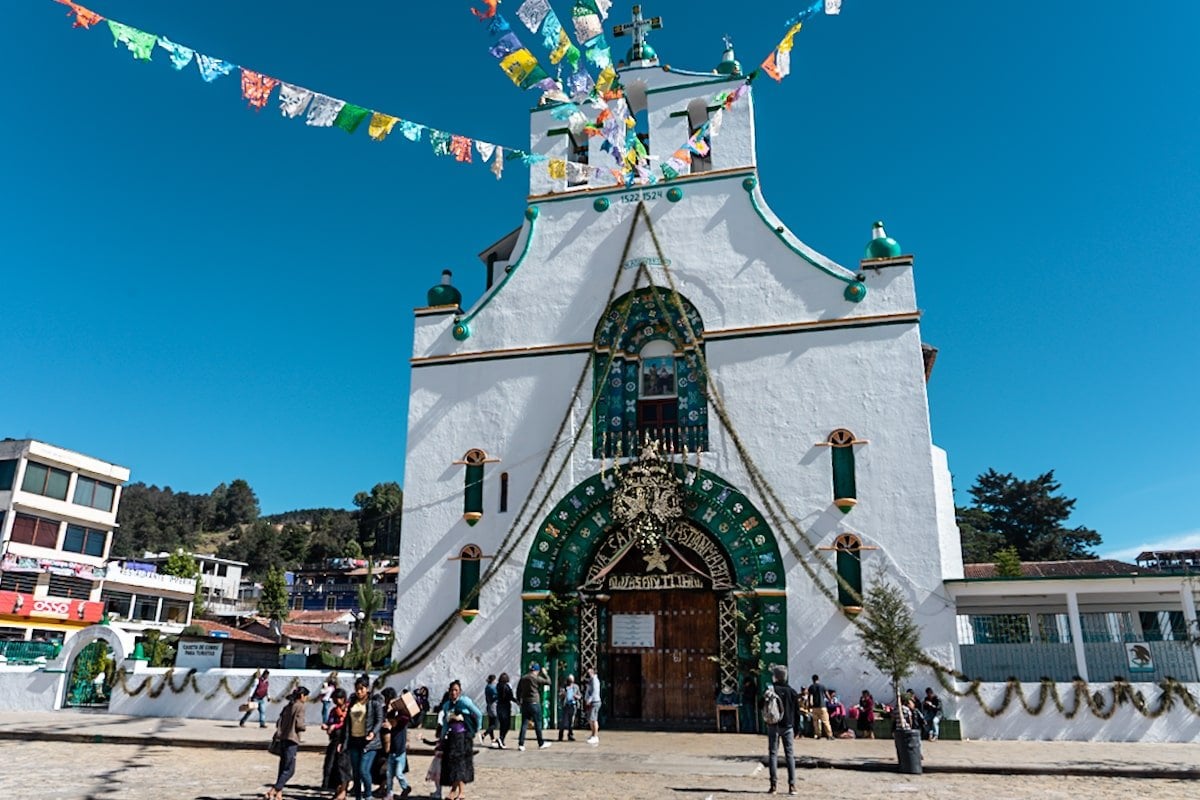 https://mdw-travel-data-us-east-1.s3.amazonaws.com/img/country/Mexico/Chamula-Church/img_03.jpg