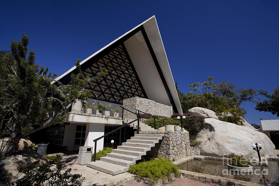 https://mdw-travel-data-us-east-1.s3.amazonaws.com/img/country/Mexico/Chapel-of-Peace/img_00.jpg