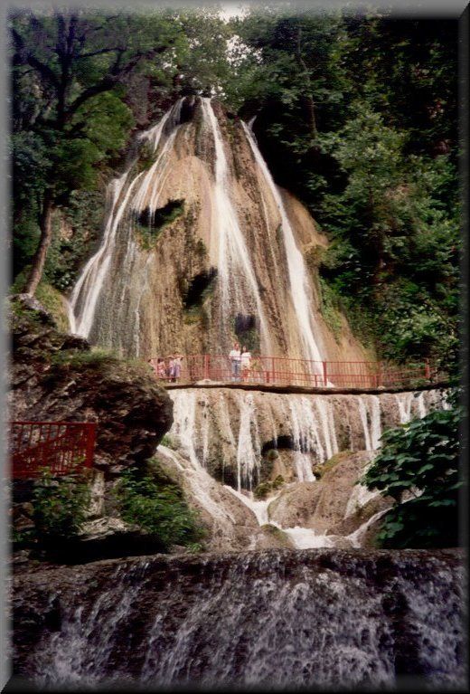 https://mdw-travel-data-us-east-1.s3.amazonaws.com/img/country/Mexico/Cola-de-Caballo-Waterfall/img_01.jpg