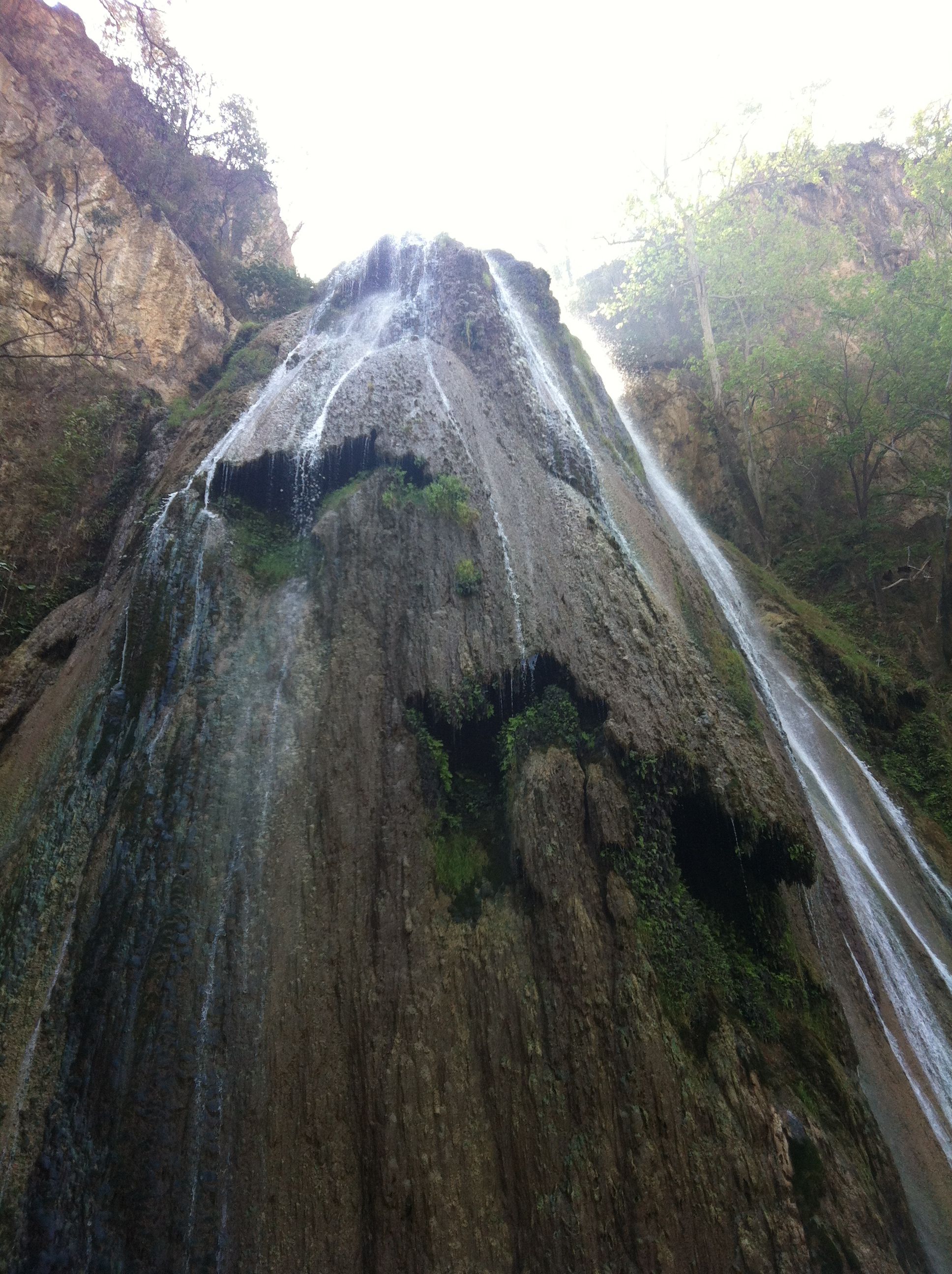 https://mdw-travel-data-us-east-1.s3.amazonaws.com/img/country/Mexico/Cola-de-Caballo-Waterfall/img_02.jpg