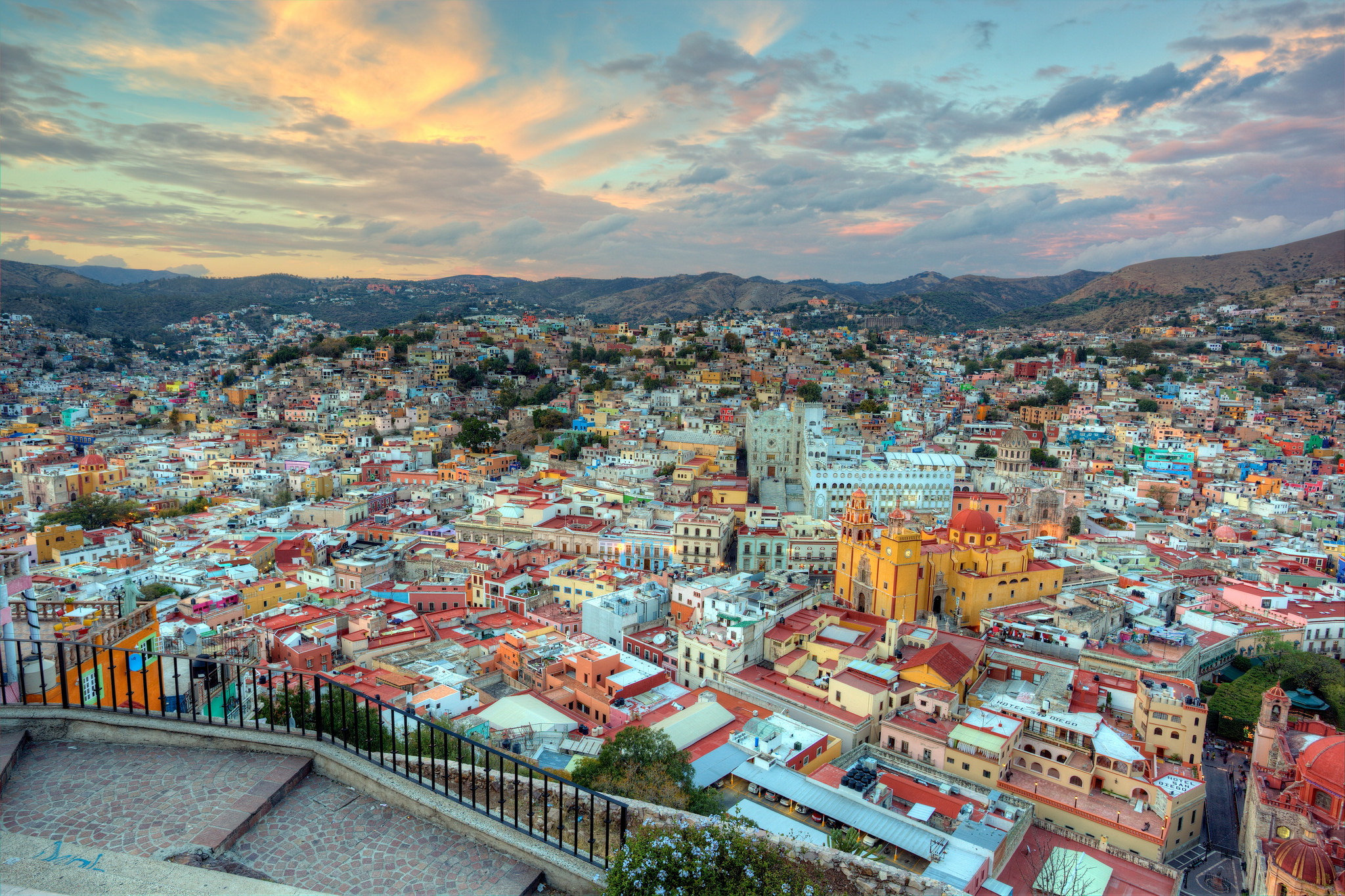 https://mdw-travel-data-us-east-1.s3.amazonaws.com/img/country/Mexico/El-Pipila/img_01.jpg