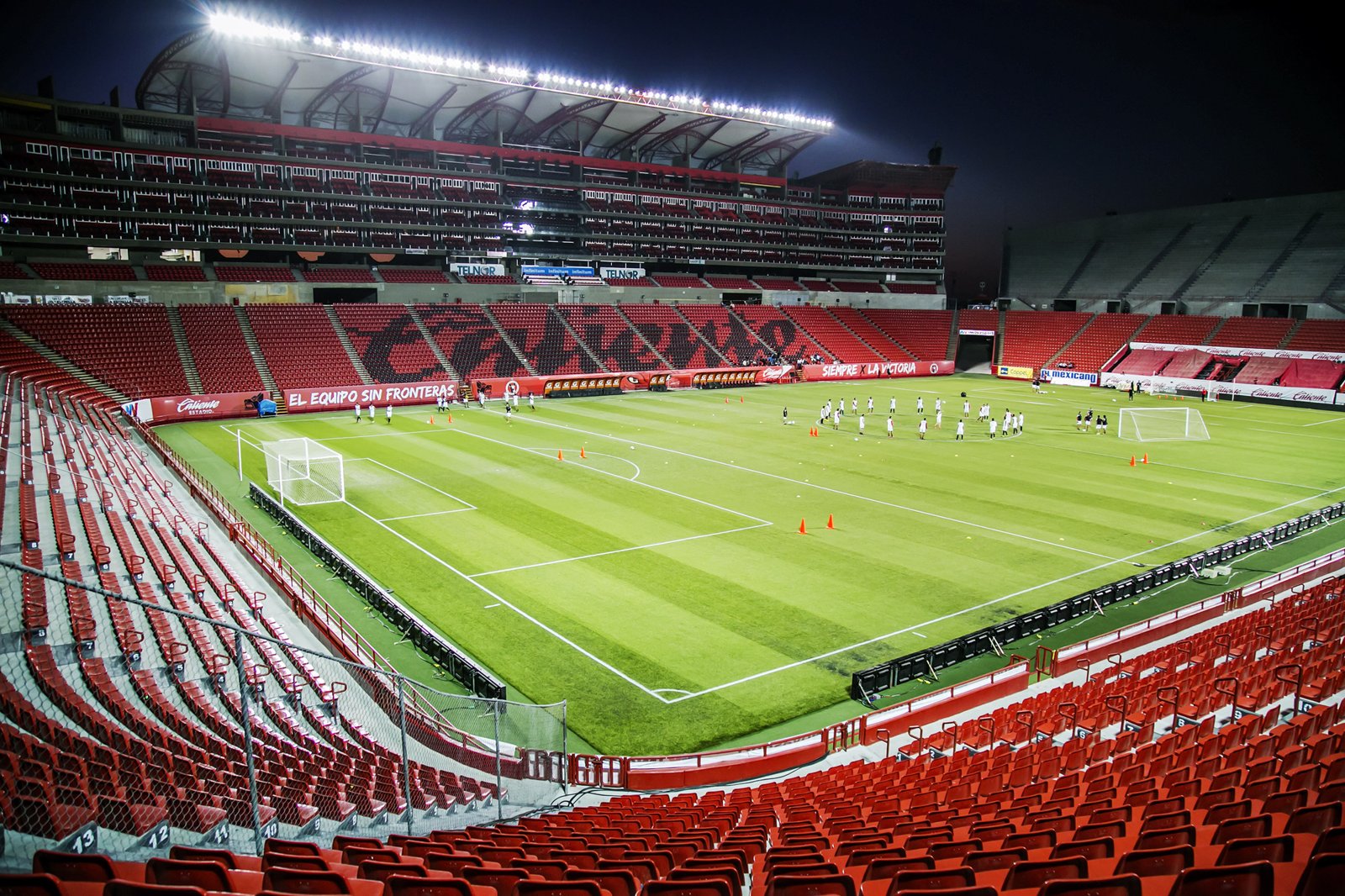 https://mdw-travel-data-us-east-1.s3.amazonaws.com/img/country/Mexico/Estadio-Caliente/img_01.jpg